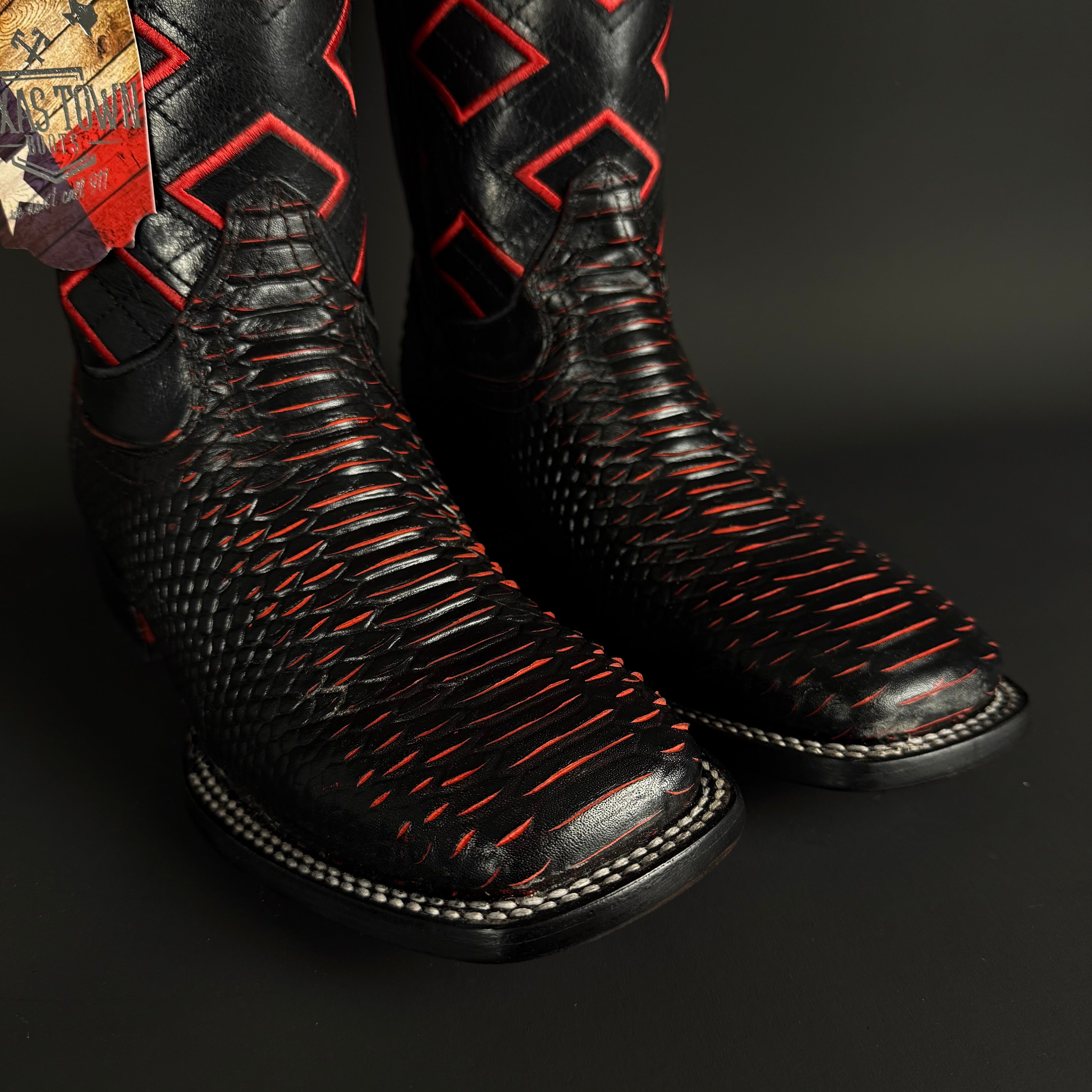 Torres Boot Ranch - Python Print - Black/Red