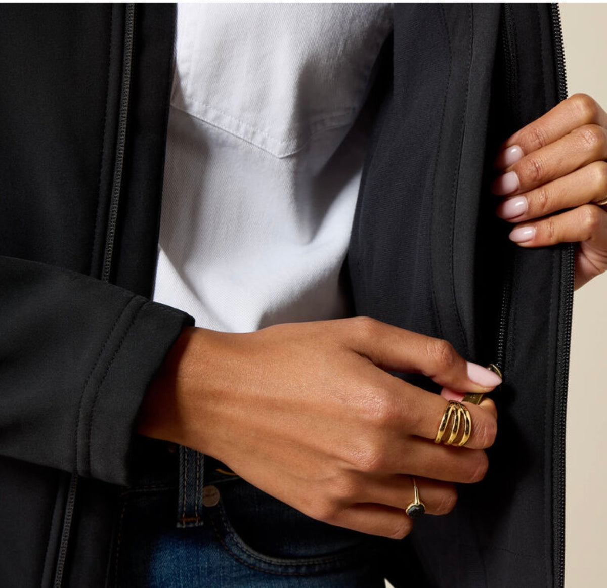 ARIAT WOMEN LOGO SOFTSHELL JKT BLACK/STONEWALL